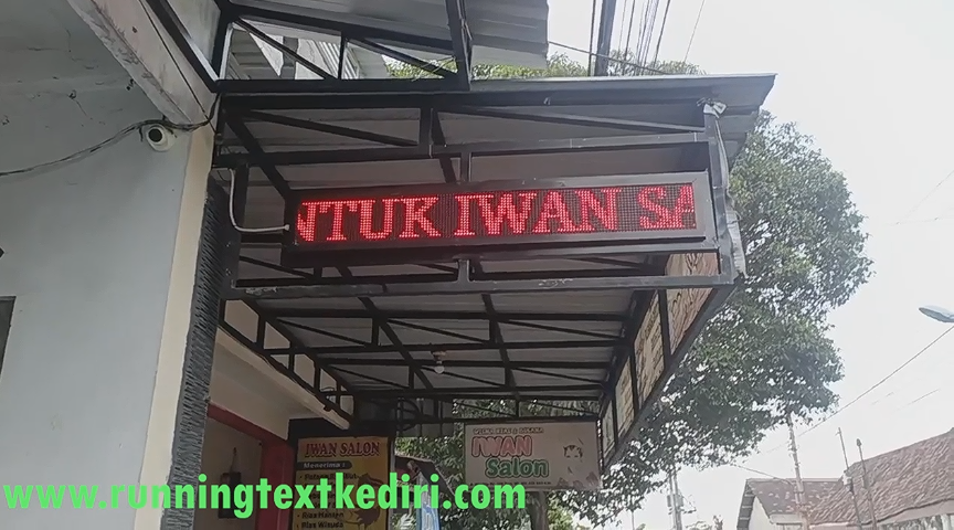 <p>Apa itu Running Text dan fungsinya ? Running Text adalah papan informasi elektronik yang menggunakan lampu led untuk menampilkan tulisan yang bergerak atau berjalan. Tulisan pada Running Text bisa berupa informasi umum, promosi, jadwal, atau pesan tertentu yang dapat diatur secara fleksibel melalui perangkat control khusus.&nbsp;</p>